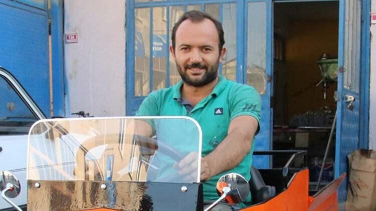 <p>Düzce’de, kaportacılık yapan harita mühendisi Emre Topal (40), kaporta parçalarından artan malzemelerle motosiklet motoru kullanarak 2 kişilik otomobil yaptı. Otomobil, sanayi çarşısında büyük ilgi gördü. Düzce'de yaşayan Emre Topal, İstanbul Yıldız Teknik Üniversitesi Harita Mühendisliği bölümünü bitirdi.</p>

<p> </p>

<p> </p>
