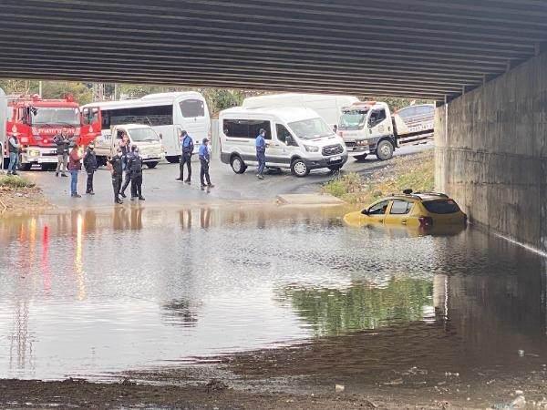 <p>Olay saat 11.30 sıralarında Büyükbakkalköy Mahallesi’nde meydana geldi. Taksi sürücüsü Mehmet Albayrak, aracıyla bir süre seyir halinde ilerledikten sonra Çiftlik Yolu üzerinde bulunan bir alt geçitten geçmek istedi. Albayrak, sağanak yağış nedeniyle suyla dolan alt geçitte aracıyla birlikte mahsur kaldı. İhbar üzerine olay yerine itfaiye, polis ve İBB ekipleri sevk edildi. Aracında bir süre yardım bekleyen sürücü, olay yerine gelen kepçe yardımıyla kurtarıldı. O anlar cep telefonu kameralarına yansıdı.</p>
<p> </p>