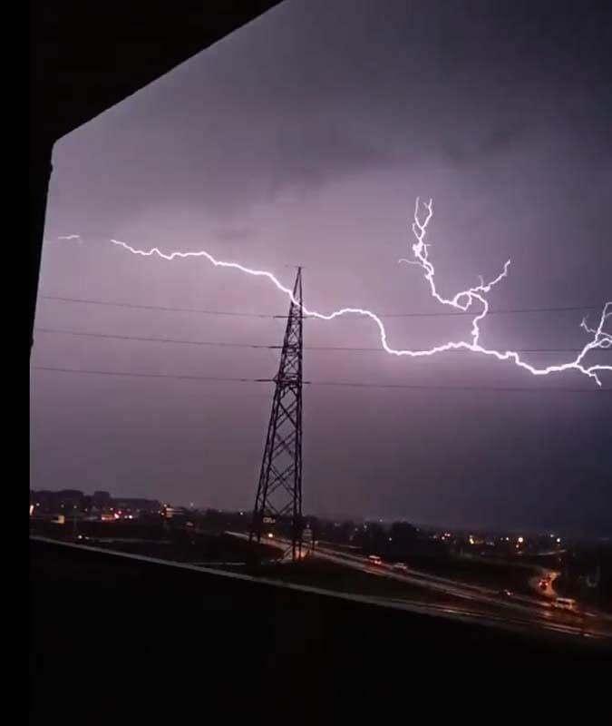 <p>Meteoroloji Genel Müdürlüğü'nün sağanak uyarısında bulunduğu illerden Bursa'da, dün akşam şiddetli yağış etkili oldu.</p>
<p> </p>