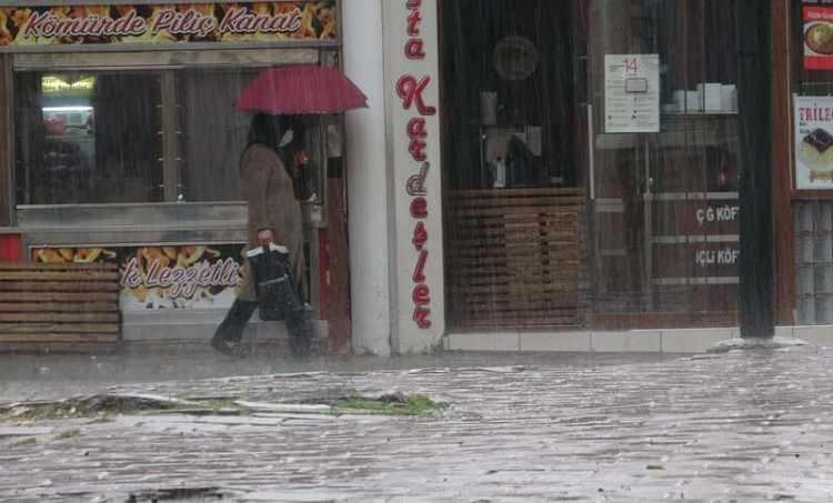 <p>Hava sıcaklığının 18 dereceye düştüğü Bursa’da yağışın, yarına kadar etkili olmasının beklendiği belirtildi. </p>
<p> </p>