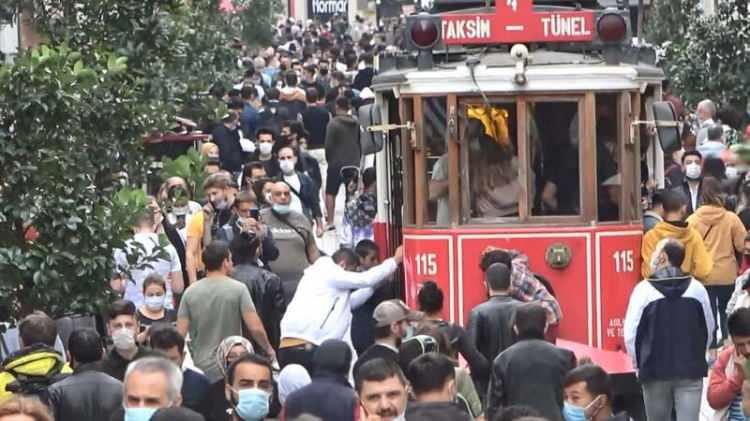<p>Taksim, İstiklal Caddesi koronavirüse rağmen insan seli oldu. Cadde boyunca yan yana yürüyen kalabalık arasında maske takmayanlar da dikkat çekti.</p>

<p> </p>
