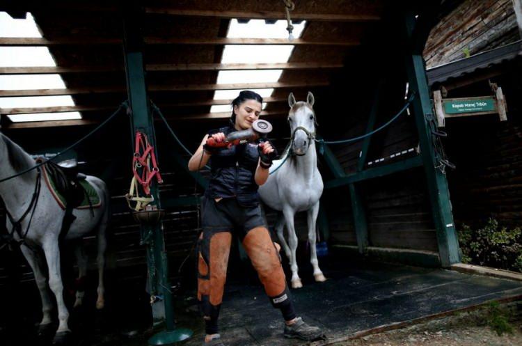 <p>Bursa'da ikamet eden Şeyma Kalkan ojeli tırnaklarıyla atlara nal takıyor. 26 yaşındaki genç kadın yaptığı işle erkeklere taş çıkartıyor. Genç kadın Uludağ Üniversitesi Mennan Pasinli Meslek Yüksek Okulu'nda atcılık eğitimi görmüş.</p>
