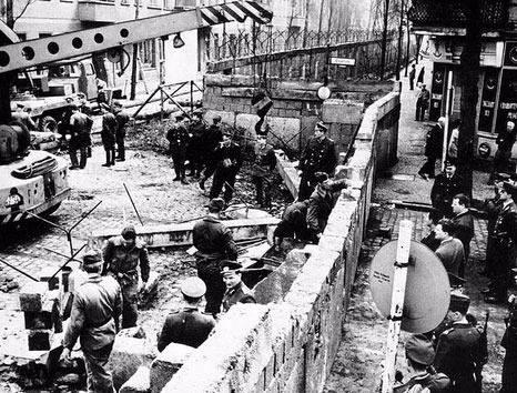 <p>Berlin Duvarı İnşaa Edilirken Yıl 1961</p>
