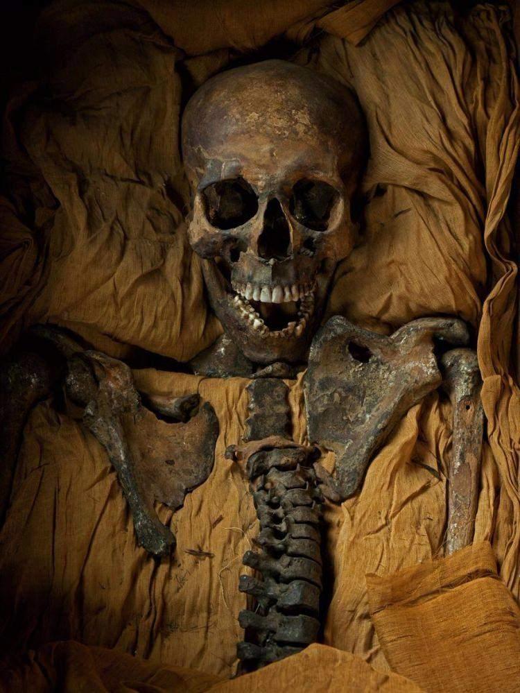<p><strong>Tutankhamun'un Babası</strong></p>

<p><br />
Kötü şekilde çürümüş bu mumya 1907’de keşfedildi. Parçalanmış tabutu üzerindeki kraliyet sıfatları, tek bir tanrıya tapmak için ülkenin tanrılarını hiçe sayan kâfir firavun Akhenaten olabileceğini gösteriyordu. DNA analizleri mumyanın Tutankhamun’un babası olduğunu belgeledi.</p>
