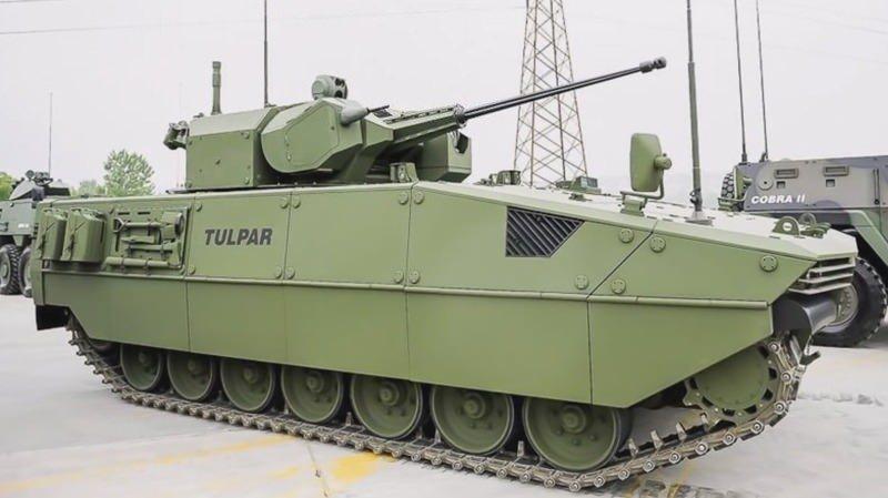 <p><strong>- "İhtiyaç giderek artıyor"</strong></p>
<p>Görgüç, Tulpar için dünyadaki mevcut ihtiyaç ve alımları takip ettiklerini, aracın uluslararası tanıtımlarını yapmayı sürdürdüklerini bildirdi.</p>
<p>Bu tip araçlara ihtiyacın son zamanlarda giderek arttığına dikkati çeken Görgüç, şöyle konuştu:</p>
<p>"Pasifik kıyısından Atlantik kıyısına hatta Güney Amerika'ya kadar envanterinde benzer araçlar olan ülkelerde ömrünü tamamlamak üzere, yenilenmesi gereken araçlar bulunuyor. Tulpar, tüm bu ülkelerin ihtiyacına hem teknik hem yetenek hem de maliyet olarak cevap verebilecek özellikte. Savunma sanayi alanındaki araç talepleri ve beraberinde gelen alım süreçleri uzun sürelere yayılabiliyor. Global pazarlarda farklı ülkelerin ihtiyaçlarına cevap verecek şekilde geliştirilen Tulpar'ın testlerdeki performansı ve potansiyel kullanıcılar tarafından gelen geri bildirimler ise oldukça memnun edici. Çalışmalarımıza devam ediyoruz." </p>