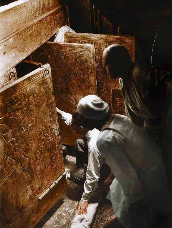 <p>Tutankamon’un mezarı iki odadan ve ilk odaya inen bir merdivenden oluşuyordu. <br />
<br />
İlk odada bir at arabası, Tutankamon’un tahtı ve bunlar gibi Tutankamon’un hayattayken kullandığı paha biçilemez eserler bulundu.</p>
