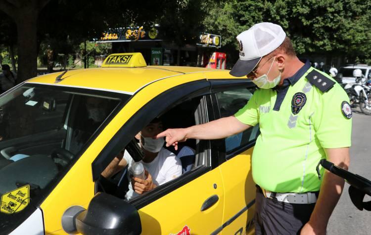<p>Adana’da Covid-19’a karşı trafik denetimi yapan polis ekipleri, durdurdukları bir taksi şoförüne dezenfektan sorduklarında sürücünün tıraş losyonu çıkartması şaşırttı. </p>

