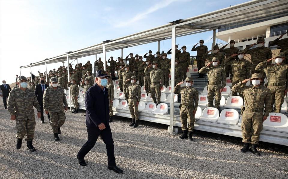 <p><strong>'NEREDE TERÖR İNİ VARSA GİRİLDİ'</strong></p>
<p>Cumhurbaşkanı Recep Tayyip Erdoğan'ın liderliğinde Türkiye'nin uluslararası ortamda özne olduğunu vurgulayan Akar, "Karada, denizde, havada 83 milyon halkımızın, 780 bin kilometrekarelik vatanımızın, mavi vatanımızın, semalarımızın egemenliği, bağımsızlığı ve güvenliği, bu bizim sorumluluğumuz.</p>