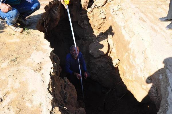 <p>Bu fay 1969 Alaşehir depreminin yüzey kırığına karşılık gelmekte ve o yıldan bu yana asismik olarak, yani yıkıcı deprem üretmeden hareket etmektedir. Yılda düşey yönde ortalama 10 santimetre hareket etmektedir. Bu hareket sırasında kuzey blok çökmekte güney blok ise yükselmektedir. DEÜ olarak, Sarıgöl fayını 2000 yılında haritaladık ve ortalama 50 metre genişliğindeki ve 7 kilometre uzunluğundaki fay hattının yapılaşmaya kapatılmasını önermiştik.</p>
