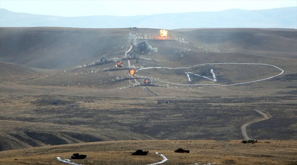 <p>Türk Silahlı Kuvvetlerinin, alınan tedbirler sayesinde dünyada en az koronavirüs vakası görülen orduların arasında yer aldığını ifade eden Akar, vaka sayılarının personel mevcudu oranına bakıldığında en az pozitif hastaların olduğu ordular arasında yer alan TSK'nın, bu başarısıyla birçok önemli orduyu geride bıraktığını söyledi.</p>