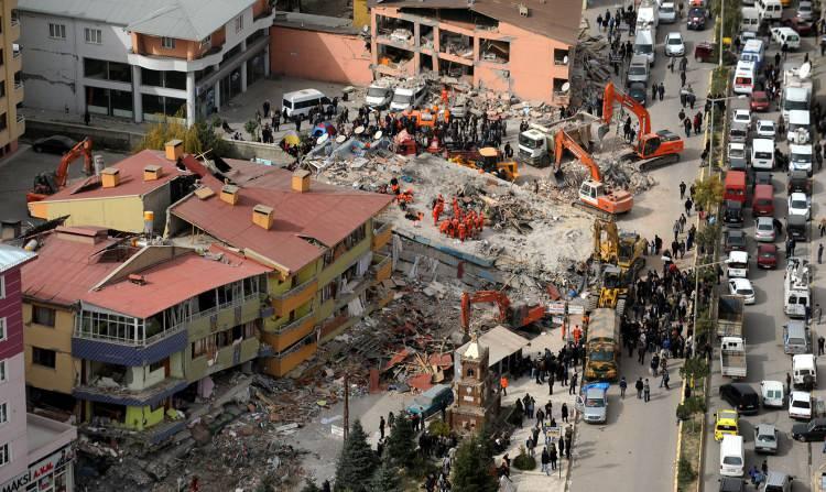 <p>Enkazdan sağ kurtarılan Muradiye İlçe Milli Eğitim Müdürü Yüksel Zorlu, 15 kişilik öğretmen ve öğrenci grubuyla yıkılan binanın altında kaldıklarını söyledi.</p>

<p> </p>
