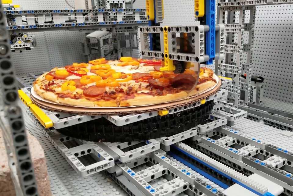 <p>Ardından da işe giriştik. 1 yılda pizza makinemizi yaptık’ dedi.</p>
