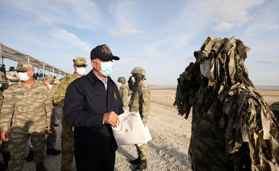<p>Bunu sağlamak için elimizden gelen ne varsa yaptık, yapmaya çalışıyoruz. Şu anda dahi karada, denizde, havada Silahlı Kuvvetler mensupları 'ölürsem şehit, kalırsam gazi' anlayışı içinde zorlu arazi ve hava şartlarında kendisine verilen görevleri yerine getiriyor" ifadesini kullandı.</p>