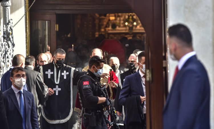 <p>Markar Esayan'ın cenazesinin ebediyete uğurlanmak üzere mezarlığa doğru yola çıktığını belirten Şirinoğlu, "Kendileri bir milletvekili olduğu halde vatandaşlarına ve arkadaşlarına karşı saygılı bir insandı. Hiçbir toplantıyı kaçırmazdı. Cemaatinde sevilen biriydi. Siyaseti güç olarak kullanmazdı, insani tarafı ağır basardı. Ülkesini çok severdi. 1,5 sene önce bu kötü hastalığa yakalandı ama maalesef kendisini kaybettik." dedi.</p>

<p> </p>
