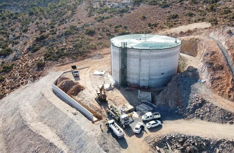 <p>Kılınç, projenin dünyada eşi benzeri olmayan bir altyapıya sahip olduğunu belirterek, "KKTC susuz kalan bir topraktı, içme ve sulama suyu ihtiyacında çok ciddi sıkıntılar çekti. Türk milleti kardeşlerini orada yalnız bırakmadı. Anamurlu kendi suyunu verdi. KKTC'nin 50 yıllık su sorunu çözüldü. Bizim için KKTC'nin önemi büyük. Bu noktada KKTC'li kardeşlerimize gerekli her türlü yardımı yapmaya devam edeceğiz." diye konuştu. </p>

<p> </p>
