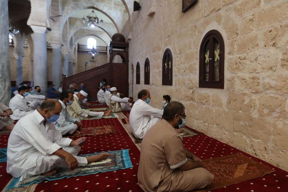 <p><strong>- Cemaat kendi seccadesini yanında getiriyor<br />
</strong><br />
Libya'da her cuma olduğu gibi, cemaatin çoğunluğu, cuma namazına verdikleri önemin bir göstergesi olarak geleneksel kıyafetleri ile camiye gelirken, koronavirüs döneminde artık kendi seccadelerini de yanlarında getiriyor.<br />
</p>