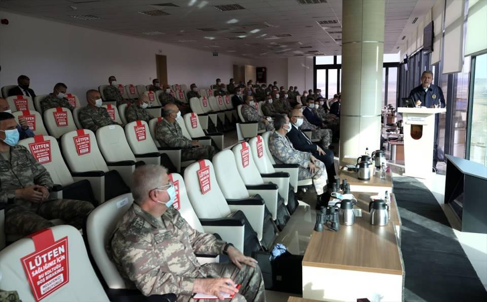 <p><strong>'İKİ KOMŞU OLARAK BUNLARI ÇÖZELİM'</strong></p>
<p>Suriye'nin kuzeyinde kurulmak istenen 'terör koridoru'nu da yapılan operasyonlarla parçaladıklarını hatırlatan Bakan Akar, "Bu bitti mi? Mücadele bitmez. Yeni teşebbüsler olabilir mi? Olabilir. Bunun için de her zaman olduğu gibi daima etkin, caydırıcı ruhu ile Silahlı Kuvvetlerimizin müteyakkız olması gerekmektedir" diye konuştu.</p>