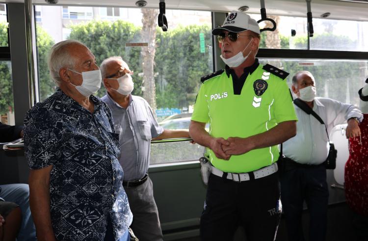 <p>İl Emniyet Müdürlüğü Trafik Tescil ve Denetleme Şube Müdürlüğü ekipleri, maske takma zorunluluğu bulunan kentin 115 noktasında uygulama yaptı. </p>
