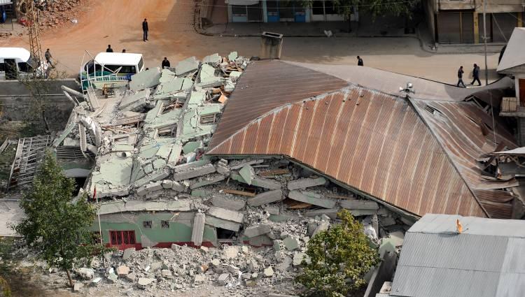 <p>23 Ekim 2011'de meydana gelen depremde en çok yıkımın yaşandığı Erciş ilçesinde yıkılan binaların enkazında yaralananlar, aradan geçen zamana rağmen acı dolu o günü unutamıyor.</p>

<p> </p>
