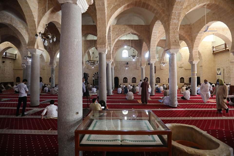 <p>Cami yönetimi, cemaatle ibadetin kalıcılığının korunması için, namaza gelenlerin tedbirlere uyup uymadığını kontrol ederken, cemaatin bu kurallara uyduğu görüldü.<br />
 </p>
