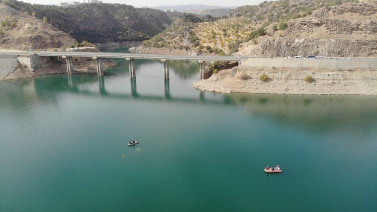 <p>Tunceli'de, 5 Ocak'tan bu yana haber alınamayan üniversite öğrencisi Gülistan Doku'nun (21) son görüldüğü Sarısaltuk Viyadüğü bölgesinde tekrar başlatılan arama çalışmaları devam ediyor. Dalgıçlar, Doku'yu bulmak için 6 günde 70 saat dalış gerçekleştirdi.</p>
<p> </p>