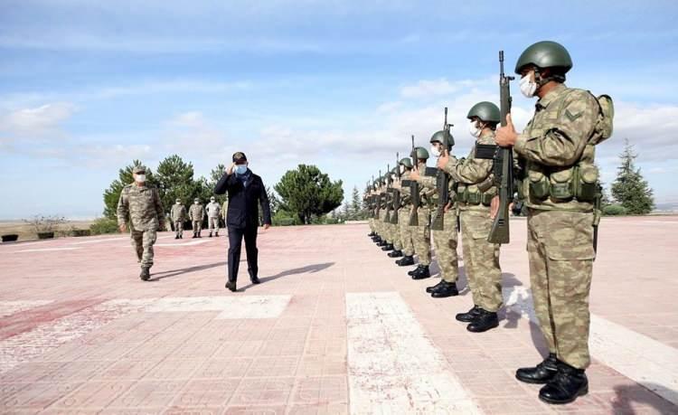 <p>Yaklaşık 4 bin 500 metredeki hedefe yapılan etkili Kornet-E atışlarının ardından yerli ve milli üretim Korkut Kundağı Motorlu Namlulu Alçak İrtifa Hava Savunma Silah Sistemi atışları gerçekleştirildi. Söz konusu atışın ardından Kargu Kamikaze İHA tarafından belirlenen hedefe saldırı gerçekleştirildi. Hedefini başarıyla imha eden Kargu Kamikaze İHA da Ateş Serbest faaliyetinde ilk defa görev aldı. </p>
<p>Havan ve obüs bataryalarından yapılan atışların ardından faaliyet, "Dünyanın en iyi kundağı motorlu obüsü" olarak nitelendirilen yerli üretim Fırtına obüslerinin atışlarıyla sona erdi. Faaliyet, hedeflerin imhasının ardından Milli Savunma Bakanı Hulusi Akar'ın konuşması ve başarılı personelin ödüllendirilmesiyle sona erdi. </p>