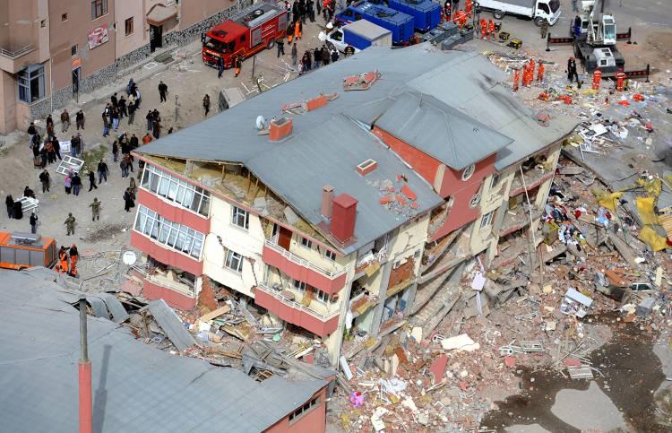 <p> Akabinde bir okulda müdür yardımcısı, sonra da okul müdürü oldum. Şu an milli eğitim müdürü olarak öğrencilerimize hizmet etmekteyim." </p>
