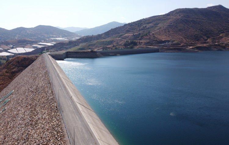 <p>Askılı boru sistemiyle deniz geçilerek su aktarılan dünyadaki tek projenin tüm aşamalarının titizlikle yürütüldüğünün altını çizen Başaran, DSİ ekiplerinin periyodik aralıklarla kontroller gerçekleştiğini dile getirdi. </p>

<p> </p>
