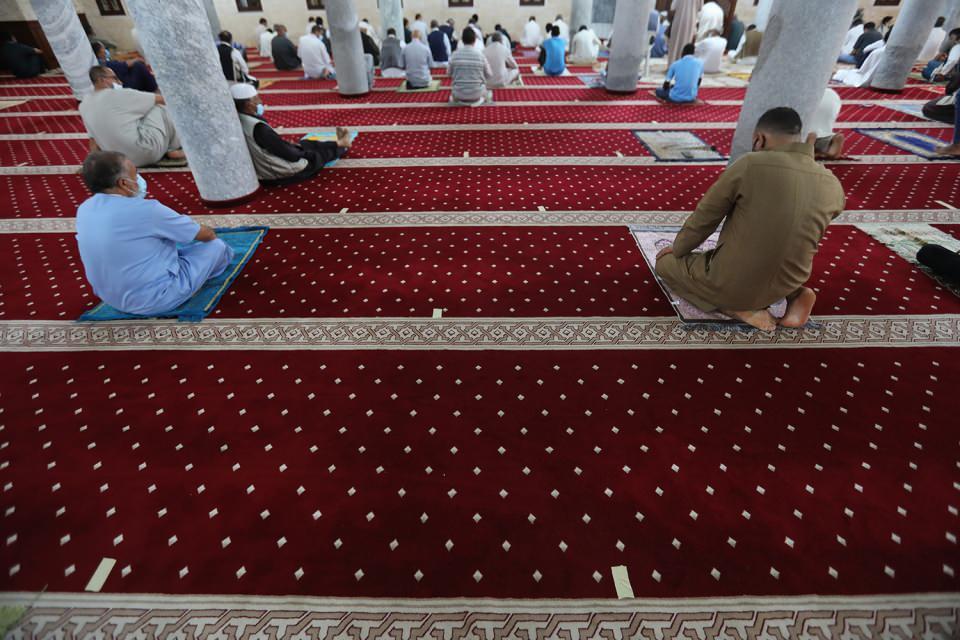 <p>Salgına dikkat ederek ve gerekli tedbirlere uyarak cemaatle namaza yeniden başladık. Bu tedbirler kapsamında sosyal mesafeye, maske takılmasına ve ellerin dezenfekte edilmesine dikkat ediliyor.</p>
