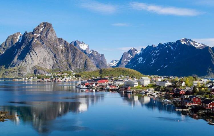 <p><strong>20- NORVEÇ</strong></p>

<p>Kuzey Avrupa’nın en özel ülkelerinden Norveç… Ekonomik refahıyla tanındığı kadar doğal güzellikleriyle de insanı kendisine çekiyor. Yeşilin her tonunu barındıran, birçok şelale ve mimari yapıya ev sahipliği yapan ve Kuzey Işıkları’na sahip olan Norveç gidip de dönmek istenmeyen rotalardan… Ülkede yaşayan Türk sayısı: 21 bin.</p>
