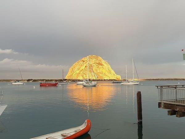 <p>Gün doğumunda altın külçesine benzeyen Morro kayası.</p>
