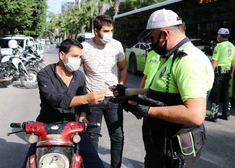 <p>Elektrikli bisiklet süren yabancı uyruklu şahısların da polisin "Neden kask takmadınız" sorusuna, "Abi ne kaskı" demesi dikkat çekti.</p>

<div> </div>
