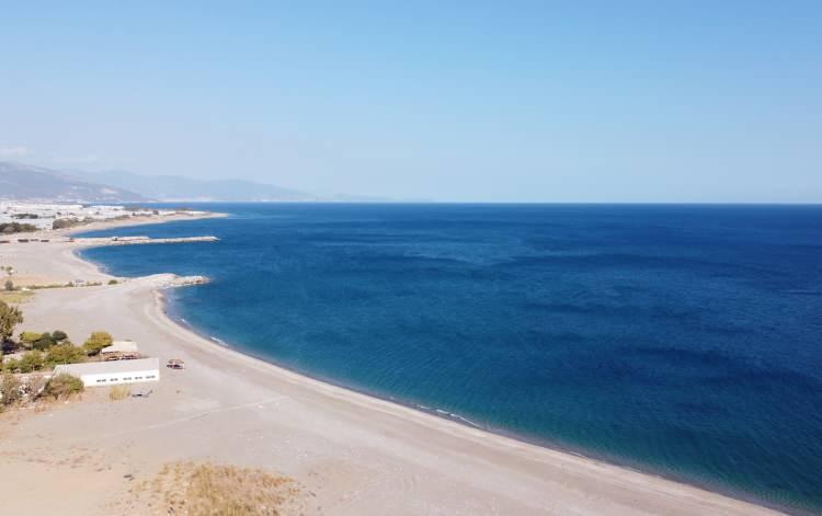<p><strong>Türkiye'den KKTC'ye Su Temini Projesi</strong><br />
<br />
Projenin deniz geçişi, 80 bin 151 metre uzunluğunda, deniz yüzeyinden 250 metre derinlikte ve askıda geçiyor. Deniz geçişi 1600 milimetre çapındaki, yüksek yoğunluklu polietilen boru hattından oluşuyor.</p>
