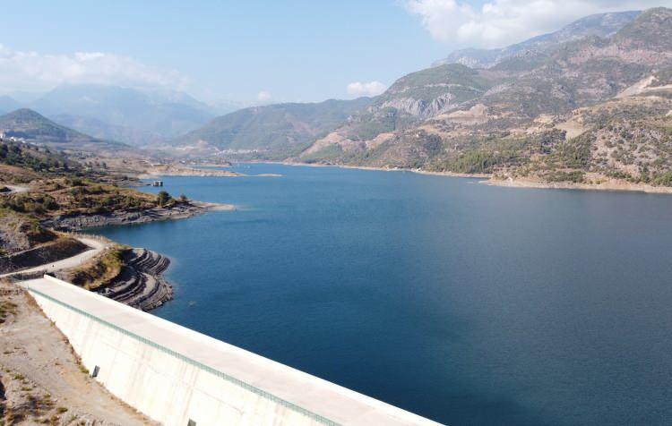 <p>Proje kapsamında, Anamur ilçesinde Toros Dağları'nın eteklerinden dökülen Dragon Çayı üzerinde tesis edilen Alaköprü Barajı'ndan alınan su, dünyada ilk kez uygulanan "askıda boru sistemi" ile KKTC'de Girne yakınlarındaki Geçitköy Barajı'na 5 yıl kesintisiz olarak iletildi.</p>

<p> </p>
