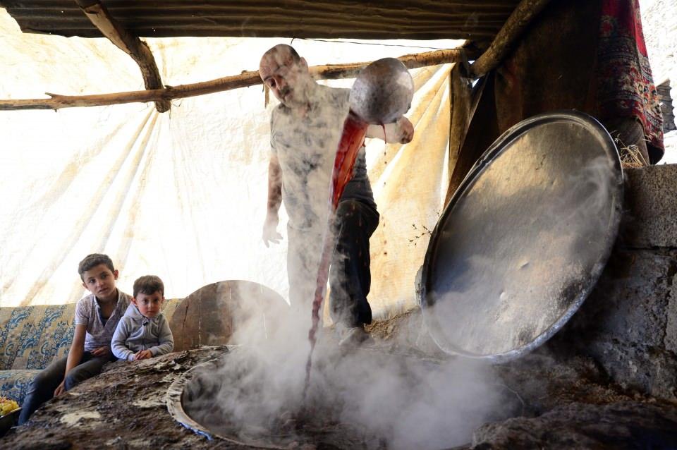 <p>Harmand&ouml;ven k&ouml;y&uuml;nde &ccedil;ift&ccedil;ilerin ilkbahardan bu yana hi&ccedil;bir katkı maddesi kullanmadan b&uuml;y&uuml;k emeklerle yetiştirdiği &uuml;z&uuml;mlerin pekmeze d&ouml;n&uuml;şt&uuml;r&uuml;ld&uuml;ğ&uuml; lezzet yolculuğu başladı.&nbsp;</p>

<p>&nbsp;</p>
