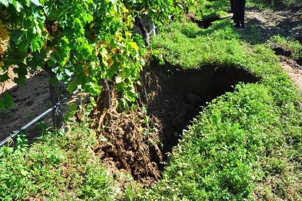 <p>2010 yılında fay hattı afete maruz bölge olarak kabul edildi ve bu hat içinde kalan yaklaşık 100 binanın zamanla boşaltılması kararı alınmıştı. Bu tür faylar üzerindeki hareket sürekli olup üzerinde herhangi bir yapının uzun sure ayakta kalma şansı yoktur. Simdi bu aşamada sel suyu fay boyunca yeraltına inmiş oldu.</p>
