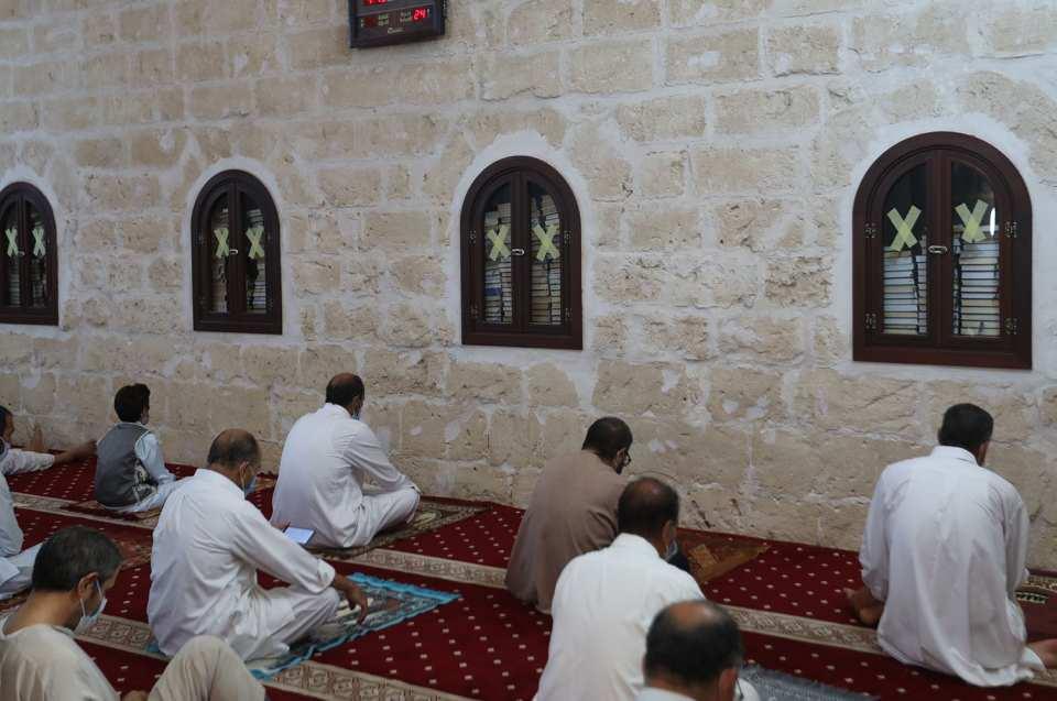 <p>Kuran-ı Kerim mushaflarının bulunduğu kitaplıklara da tedbir amacıyla bant şeridi çekilerek, mushafların ortak kullanımının önüne geçiliyor.<br />
 </p>
