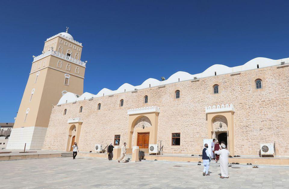 <p>Başkent Trablus'un Tacura bölgesindeki Osmanlı dönemine ait 469 yıllık Murat Ağa Camisine gelen Libyalılar, yasağın kalkmasından sonraki üçüncü cuma namazına katıldı.<br />
 </p>
