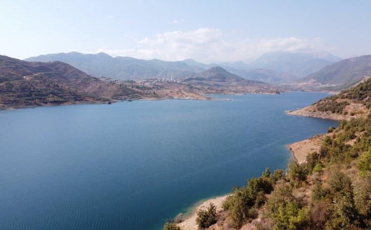 <p>Kuzey Kıbrıs Türk Cumhuriyeti'nin (KKTC) su sorununa köklü çözüm getirmek amacıyla hayata geçirilen "Türkiye'den KKTC'ye Su Temini Projesi" kapsamında, 2015 yılından bu yana Mersin'deki Alaköprü Barajı'ndan alınan 236 milyon 457 bin metreküp su, dünyada ilk defa uygulanan askılı boru sistemiyle Girne'deki Geçitköy Barajı'na aktarıldı.</p>
