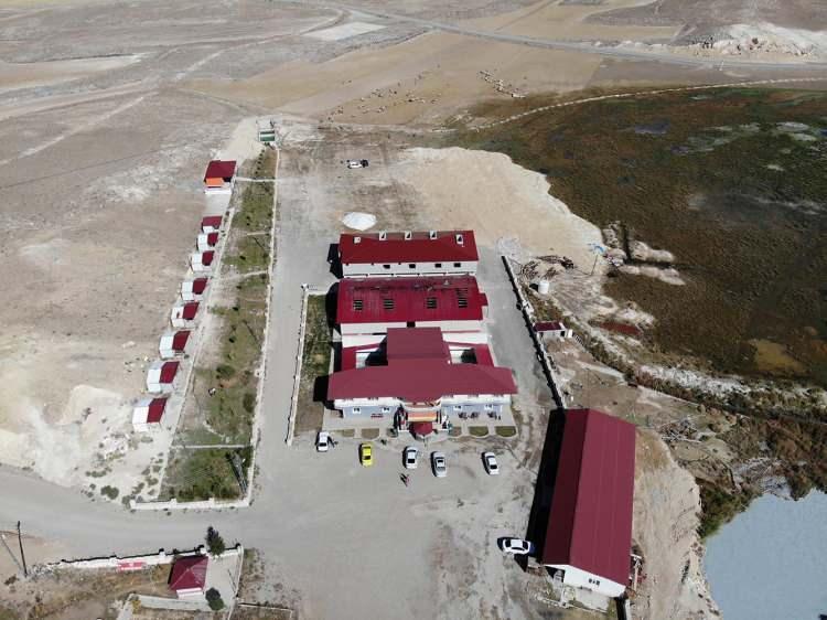 <p>Yöreye yabancı turist çekebilmek için Diyadin'e modern oteller yapılması gerektiğinin altını çizen Kaya, "Diyadin'de artık 5 yıldızlı otellere ihtiyaç var. Dünyada inanç turizmi açısından çok önemli olan Ağrı Dağı ve Nuh'un Gemisi'nden dolayı çok ilgi çeken bu bölgede, eğer gerçekten biz Diyadin'i modern oteller ve altyapıyla donatabilirsek Ağrı Dağı ve Nuh'un Gemisi'ni ziyarete gelen insanlar, kaplıcalarda bir süre vakit geçirebilirler." diye konuştu.</p>
<p> </p>