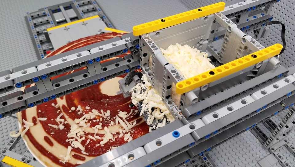 <p>Kanada’nın Ontario şehrinde bir lego hayranı, legolardan pizza makinesi yaptı. </p>
