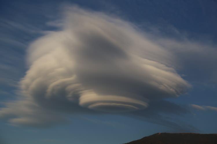 <p>Mercek bulutu olarak bilinen bulutların g&ouml;rseli Artvin&rsquo;de ortaya &ccedil;ıktı. Bulutları g&ouml;renler telefonuna sarılarak g&ouml;r&uuml;nt&uuml;leri sosyal medya hesaplarında paylaştılar.<br />
&nbsp;</p>
