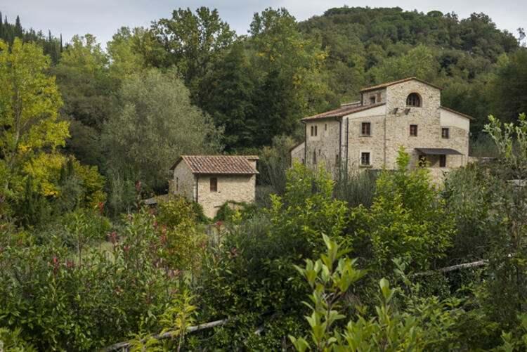 <p>Bu yüzden de İtalyan Santo Stefano di Sessanio köyü, toplam 44.000 euro tutarında hibe sunarak yeni genç sakinleri cezbetmeyi umuyor.</p>
