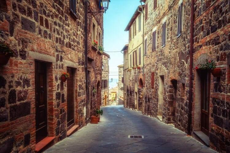 <p><strong>Taşınanlara 2 bin euro para ödemesi </strong></p>
<p>2017 yılında da İtalya'nın güneyindeki Puglia bölgesinde yer alan Candela kasabasına taşınanlara para ödeniyordu. CNN Travel'da yer alan habere göre Candela'ya yerleşecek bekarlara 800 euro, çiftlere 1200 euro, 3 kişilik ailelere 1500-1800, 4-5 kişilik ailelere de 2000 euro veriliyordu.</p>