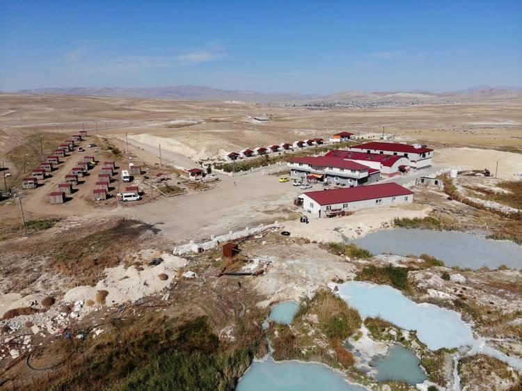 <p>Jeotermal alanın çok önemli potansiyeli olduğunu vurgulayan Kaya, burada yapılacak yatırımların istihdam oluşturacağından dolayı bölgedeki işsizlik ve göçü büyük ölçüde engelleyerek Diyadin'i turizm mekanı haline getirebileceğini anlattı. </p>
<p> </p>