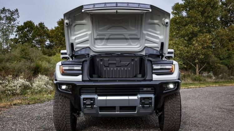 <p>563 kilometre menzil vadeden Hummer, 350 kW'a kadar hızlı şarj desteği sayesinde 10 dakikalık bir şajla 160 kilometre yapabiliyor.</p>
<p> </p>