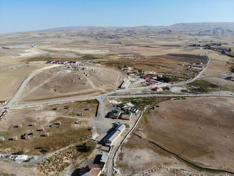 <p>Böyle olunca da oradaki tesislerin çalışma oranı çok yüksek düzeyde olabilir. Maden Tetkik ve Arama (MTA) haritasında, Diyadin Kaplıcaları önemli sıcak su kaynaklarının olduğu yer olarak gösteriliyor. </p>
