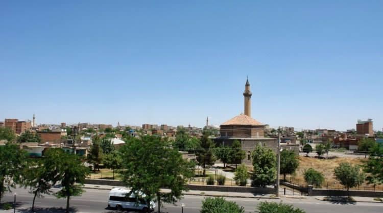 <p><strong>Diyarbakır&nbsp;</strong>-&nbsp;224.400&nbsp; kişi&nbsp;</p>
