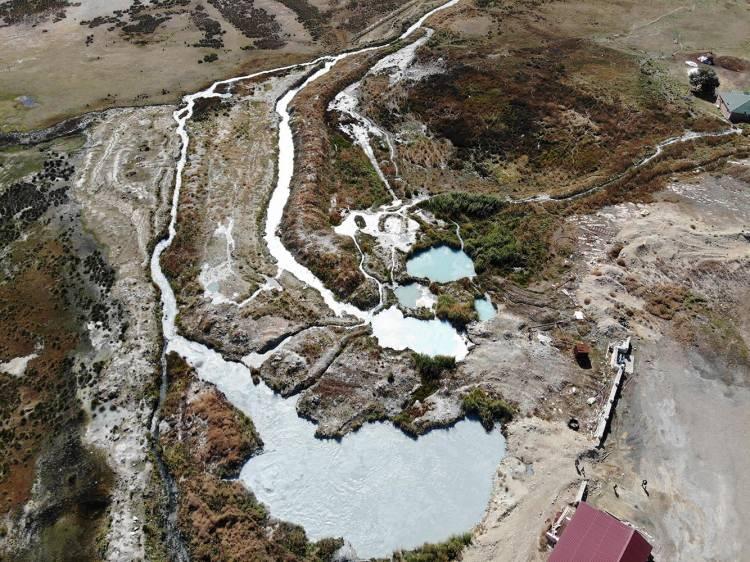 <p>Diyadin jeotermal kaynakları, su sıcaklığı 70-100 derece arasında yer alan kaynaklar arasında gösteriliyor. Elektrik üretiminde, konutların ısıtılmasında, sağlıkta, tarımda, sanayi ve turizmde çok rahat şekilde kullanılabilecek bir sıcak su kaynağı potansiyeli var."</p>