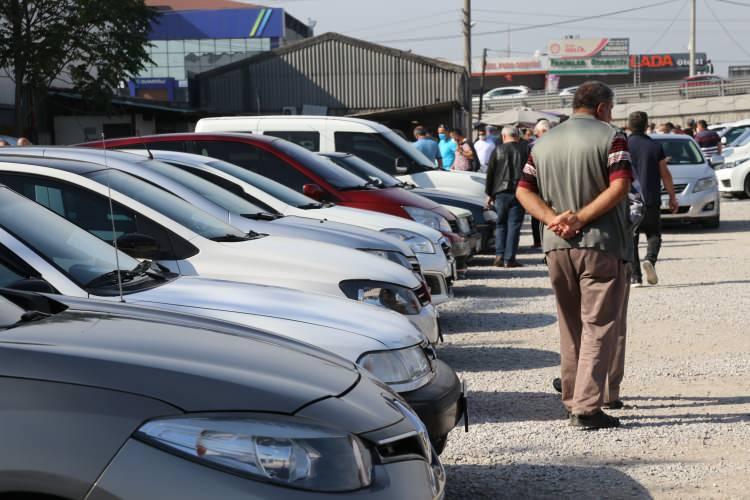 <p>Oto pazarına gelerek arabalarını satmak isteyen vatandaşların araçlarının penceresindeki fiyatları görenler ise pazardan eli boş döndü.</p>
